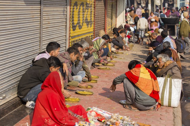 india comomiendo calle