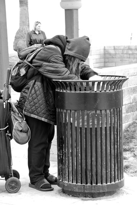 mujer buscando en la basura
