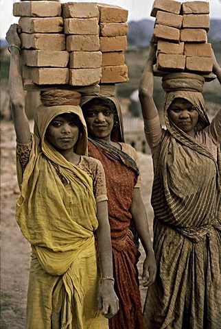 chicas cargando ladrillos